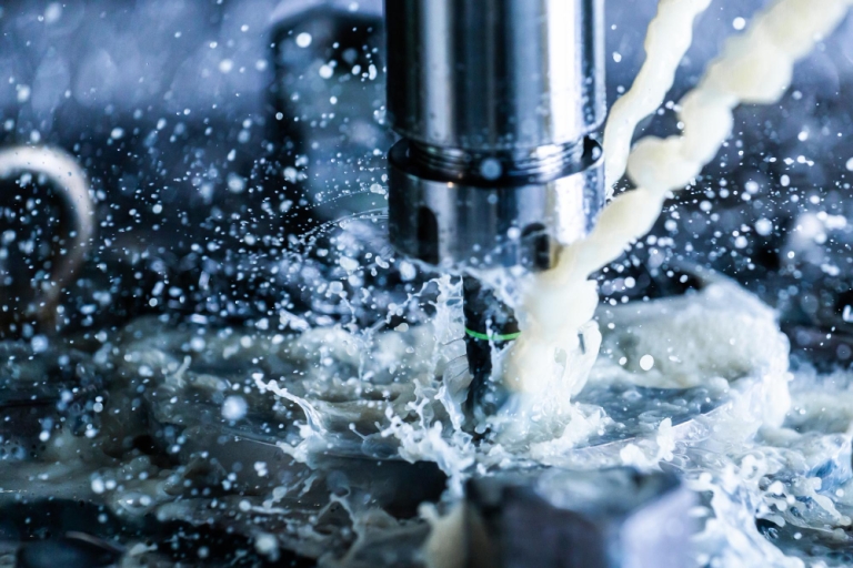 process-vertical-cnc-steel-milling-with-external-water-coolant-streams-splashes