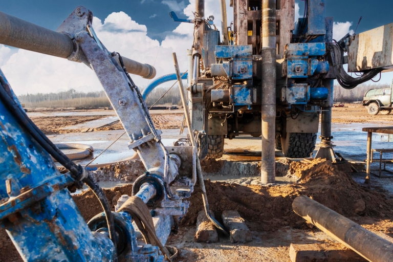 closeup-carbased-drilling-rig-construction-site-drilling-deep-wells-mining-working-process-drilling-well